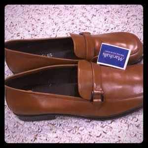 Dark tan Aerolsoles flat loafers NWT. Never worn